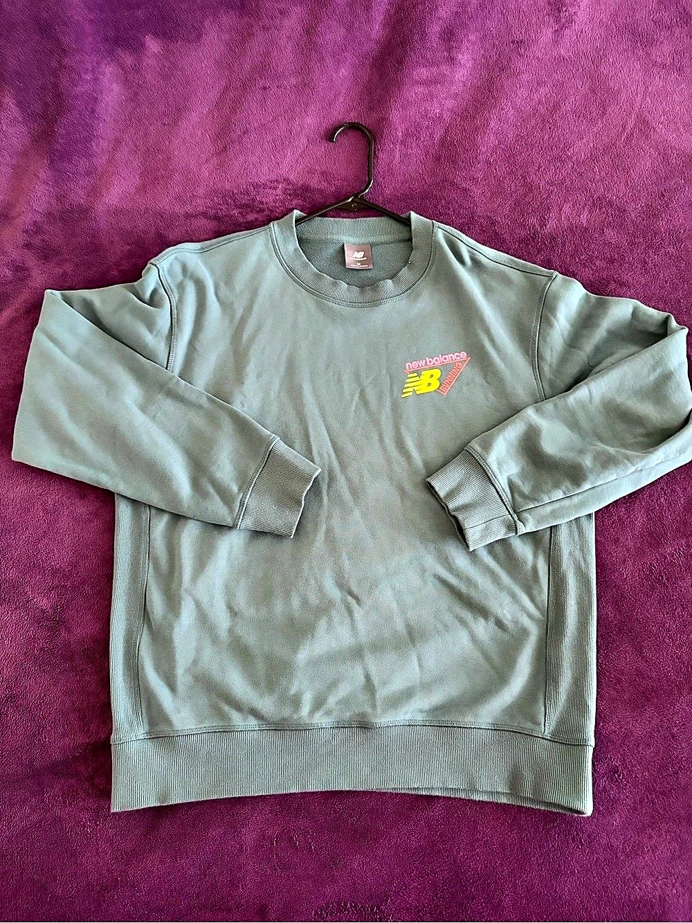 New Balance Graphic Sweatshirt in Green Like New